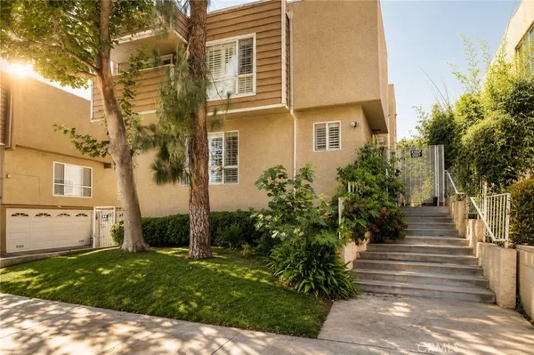 $499,000 | 7319 Hazeltine Avenue, Unit 4, Van Nuys, CA 91405