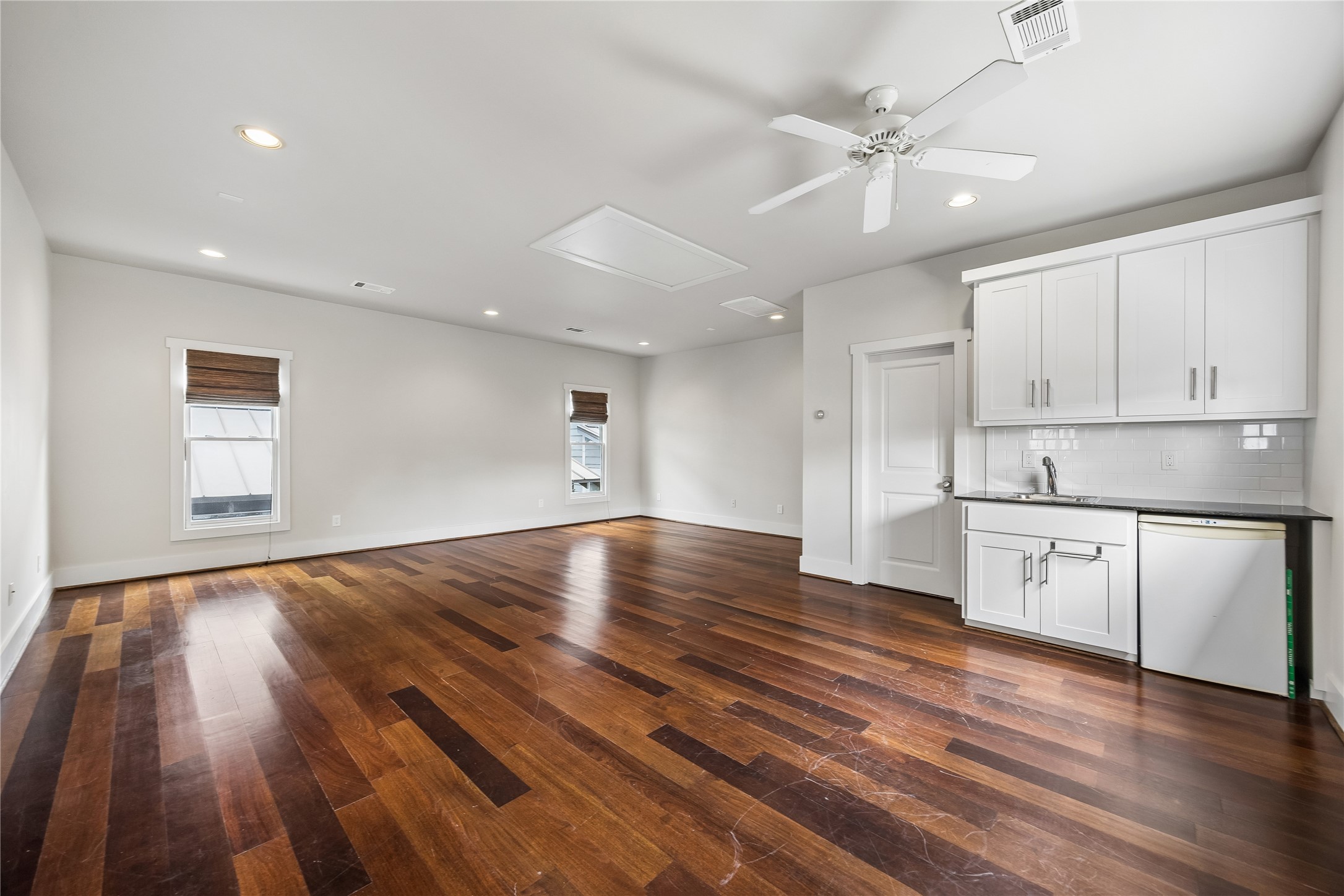 926 Nicholson Street Houston, TX 77008 - Photo 34 of 39 Approximately 540 additional square feet above the garage provide exceptional flexibility beyond the home's reported living area.
