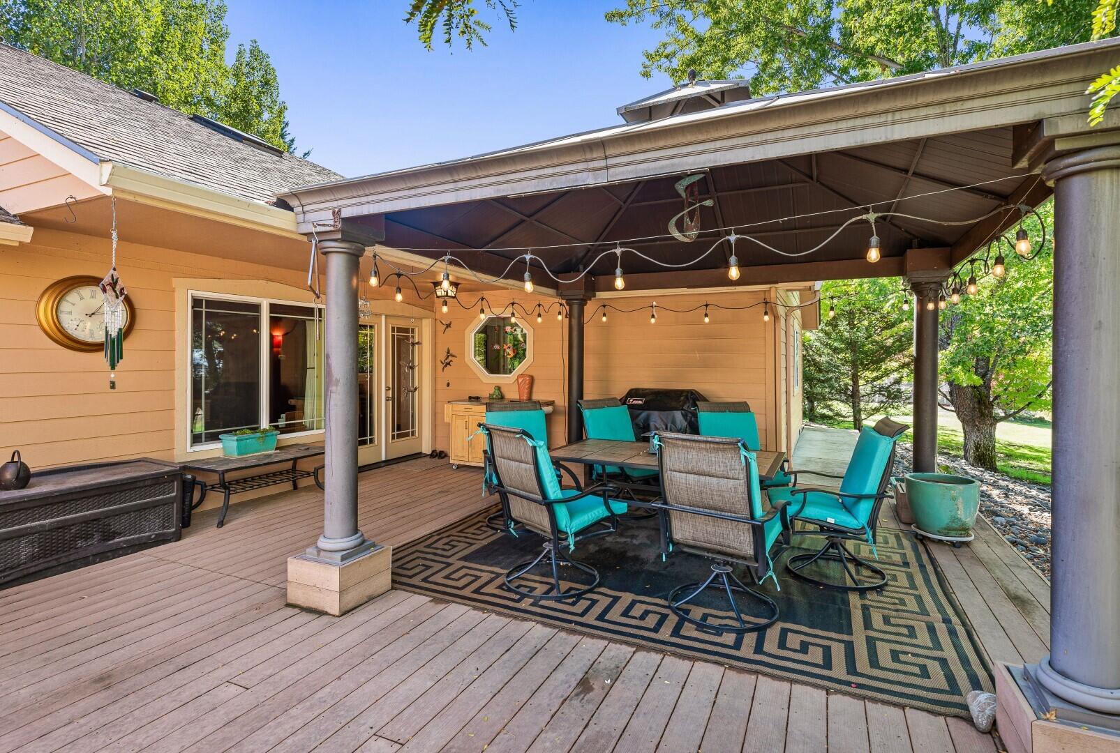 15638 Jones Road White City, OR 97503 - Photo 11 of 65 8 - West Porch Gazabo 2