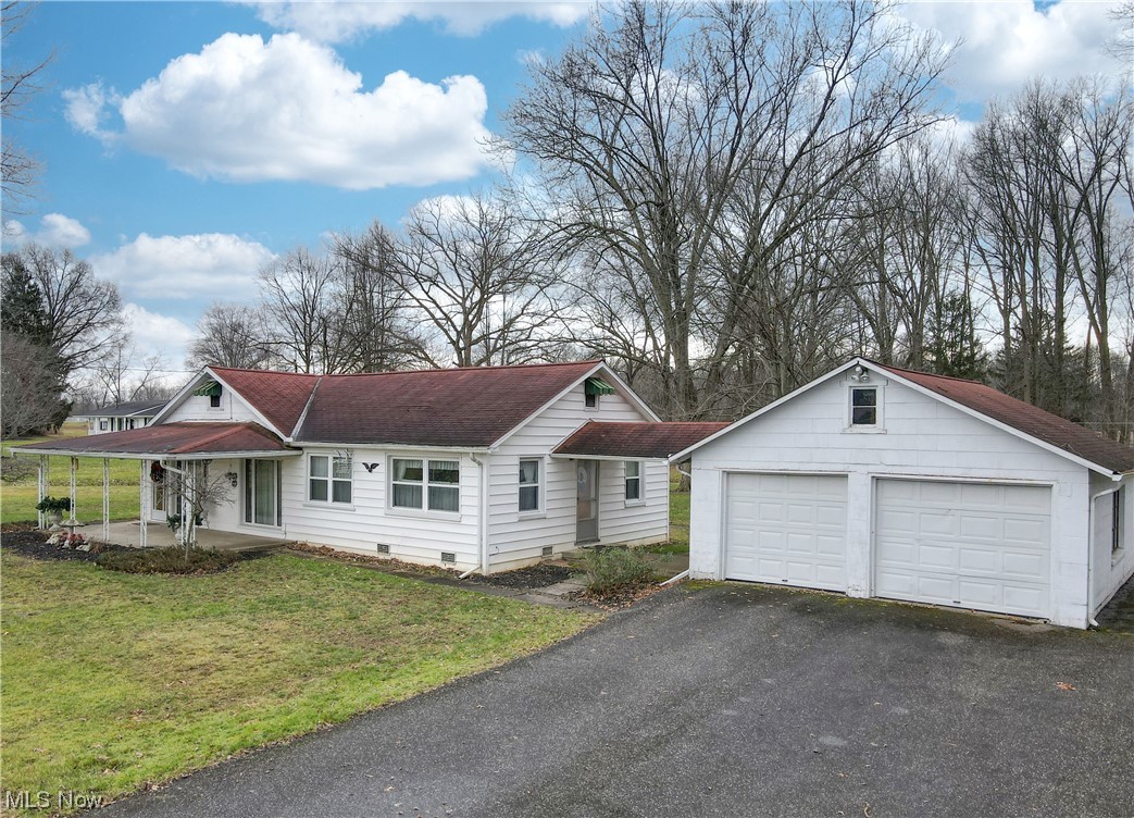 466 Pine Lake Road Sebring, OH 44672 - Photo 2 of 30 Ranch-style home featuring a garage and a front yard