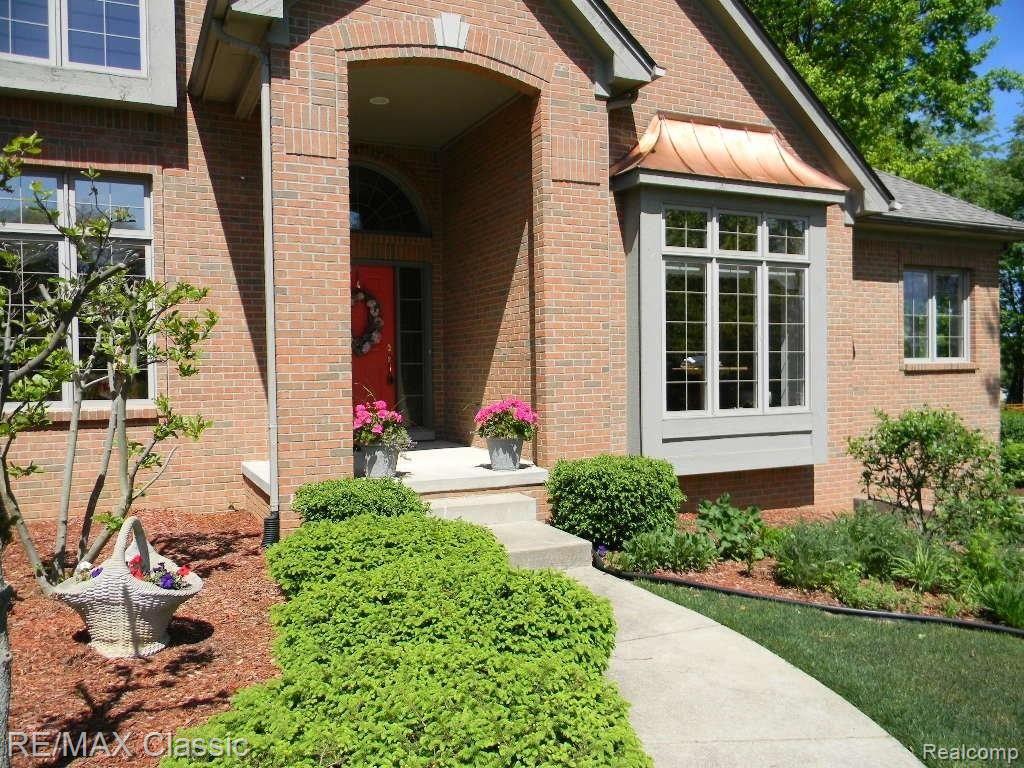 472 Inverness Highland, MI 48357 - Photo 2 of 25 Beautiful Entry.JPG