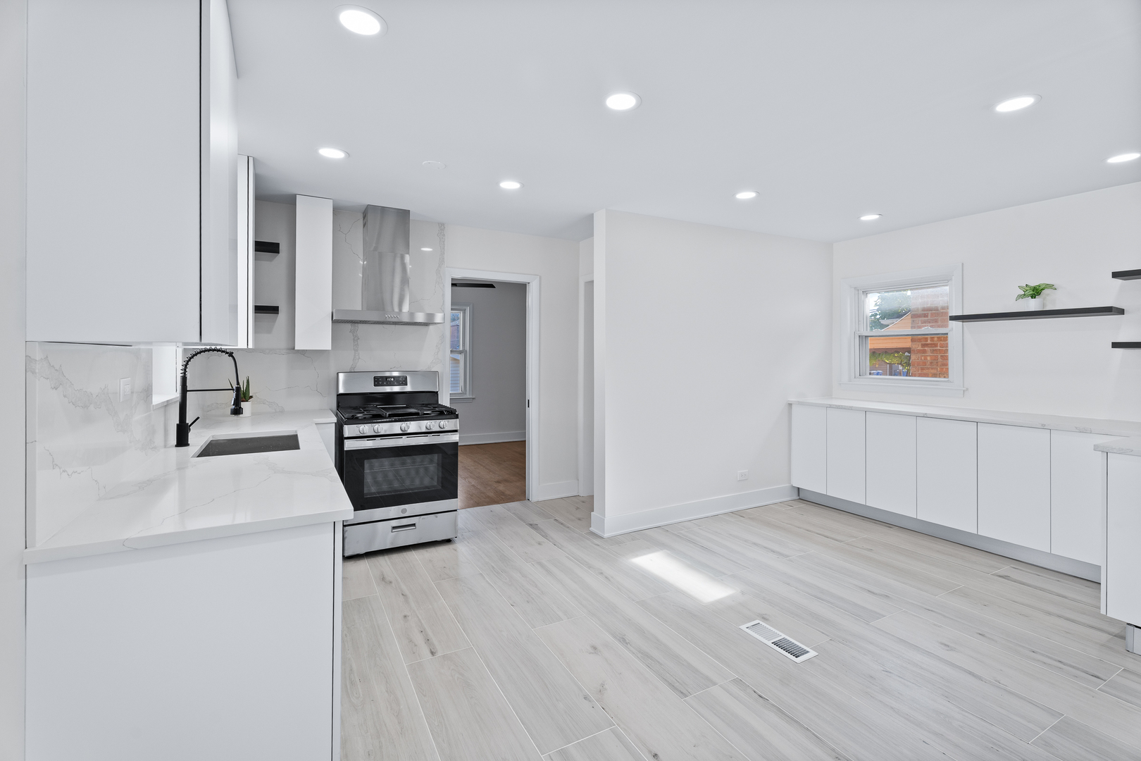 5253 South Mobile Avenue Chicago, IL 60638 - Photo 11 of 21