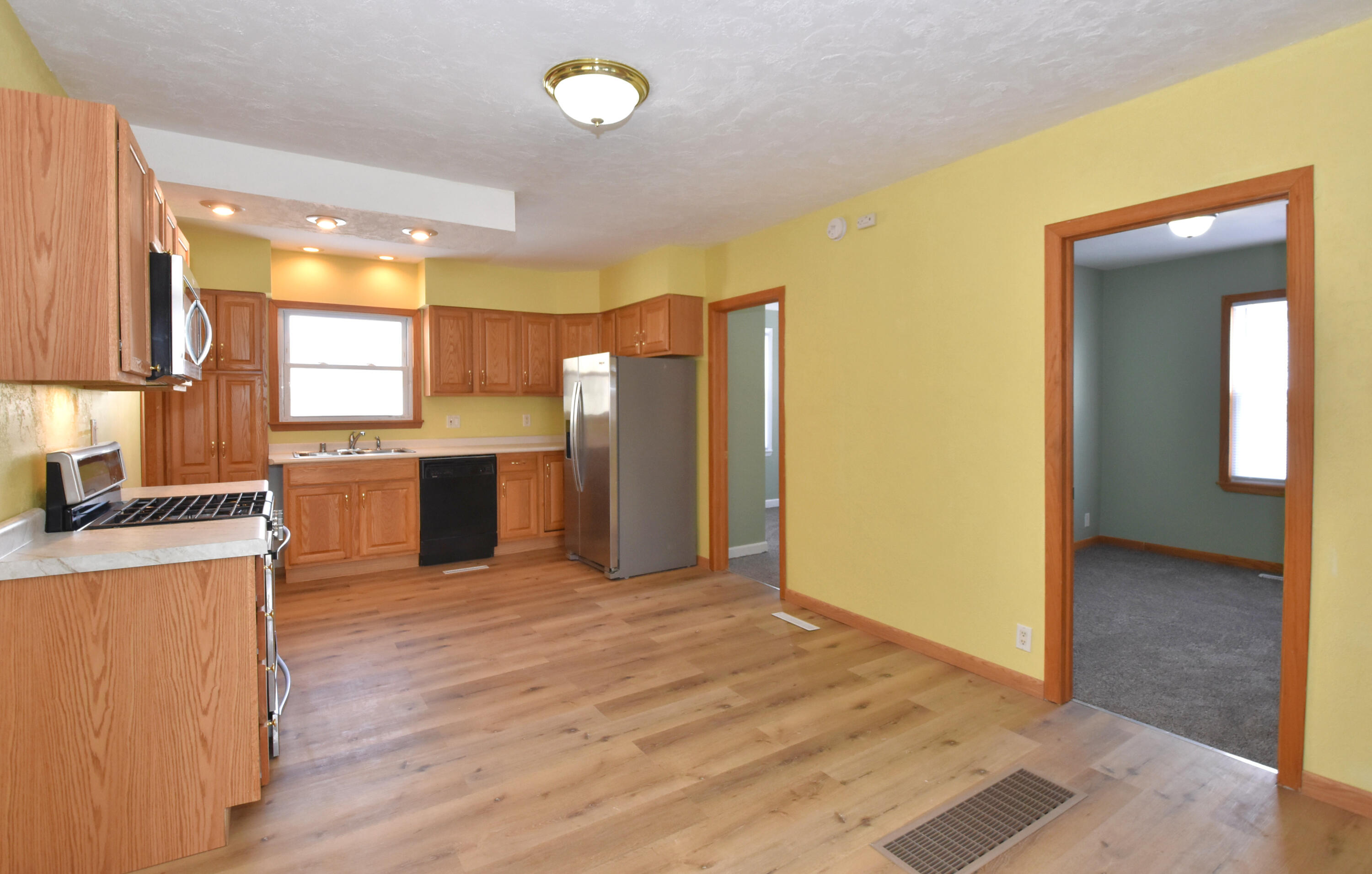 4607 25th Avenue Kenosha, WI 53140 - Photo 11 of 35 Kitchen