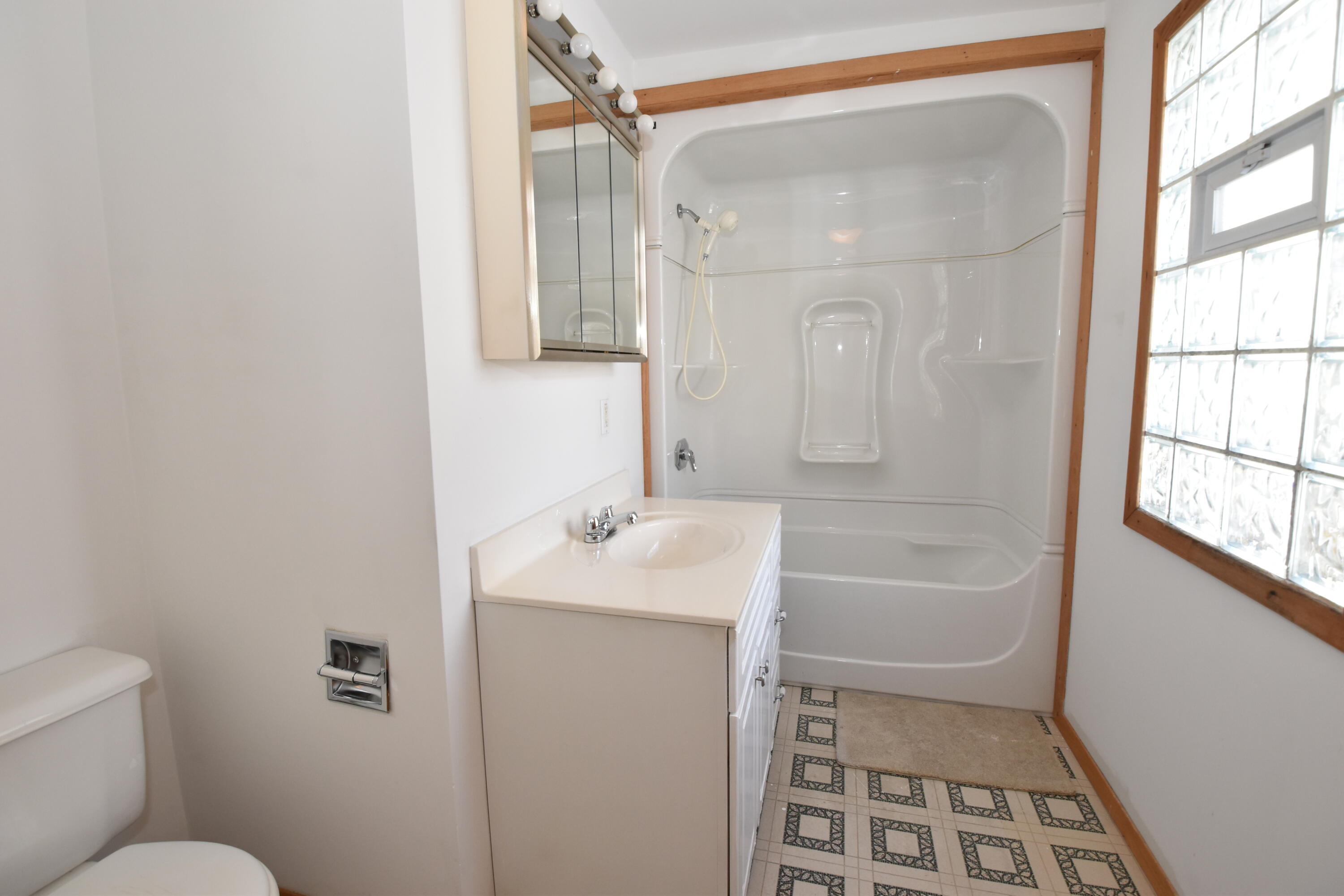 4607 25th Avenue Kenosha, WI 53140 - Photo 17 of 35 Full Bath