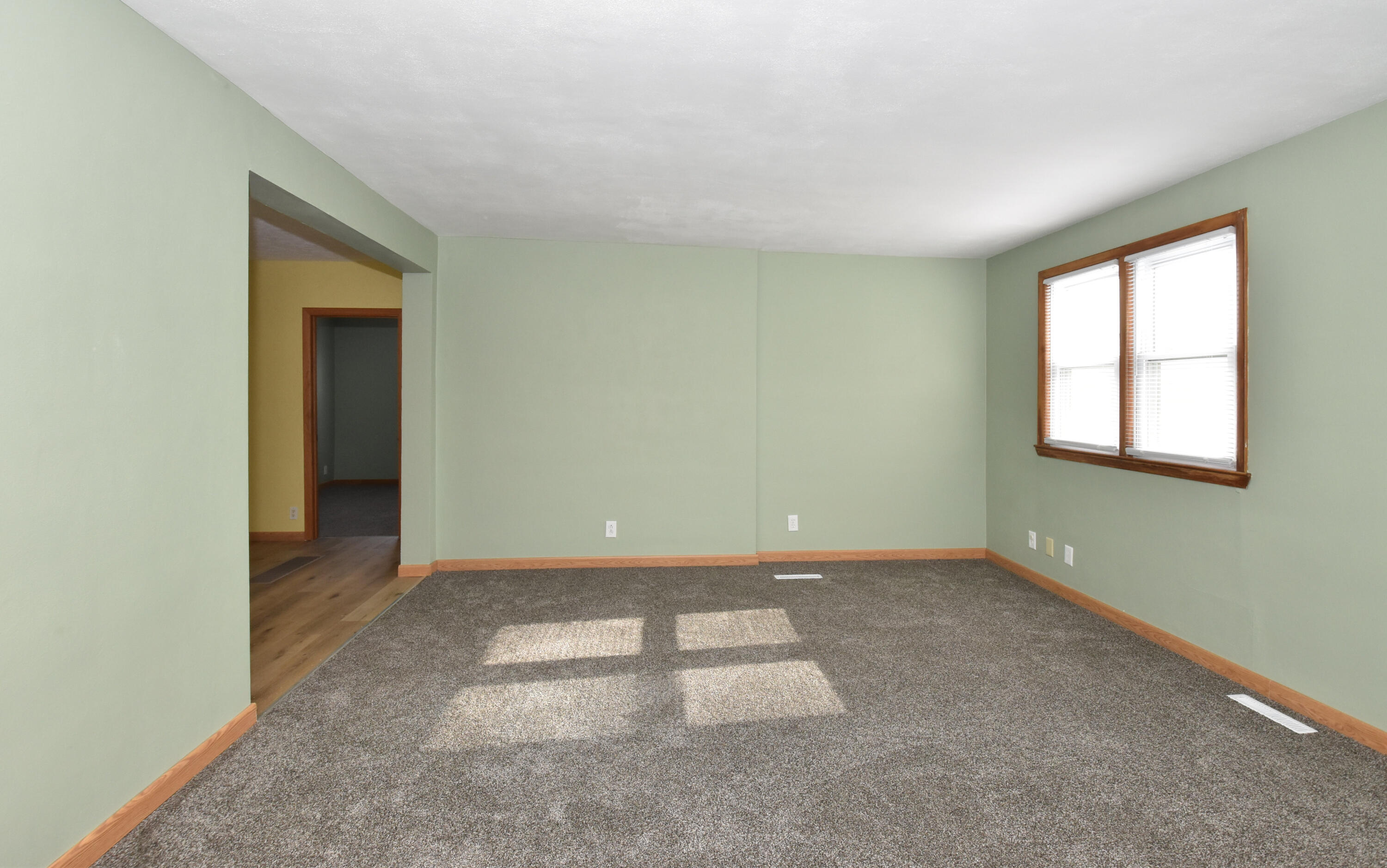 4607 25th Avenue Kenosha, WI 53140 - Photo 5 of 35 Living Room