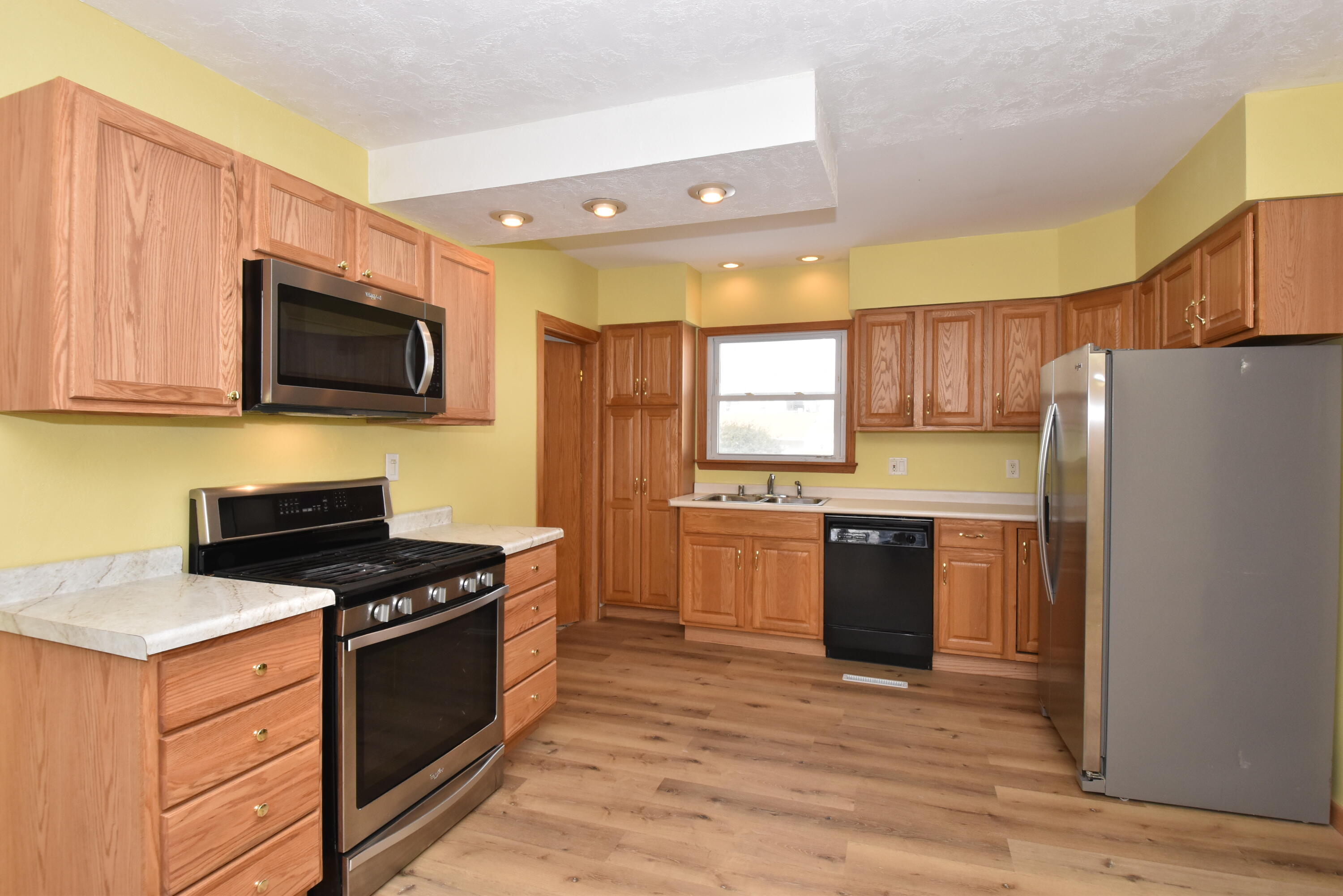 4607 25th Avenue Kenosha, WI 53140 - Photo 6 of 35 Kitchen
