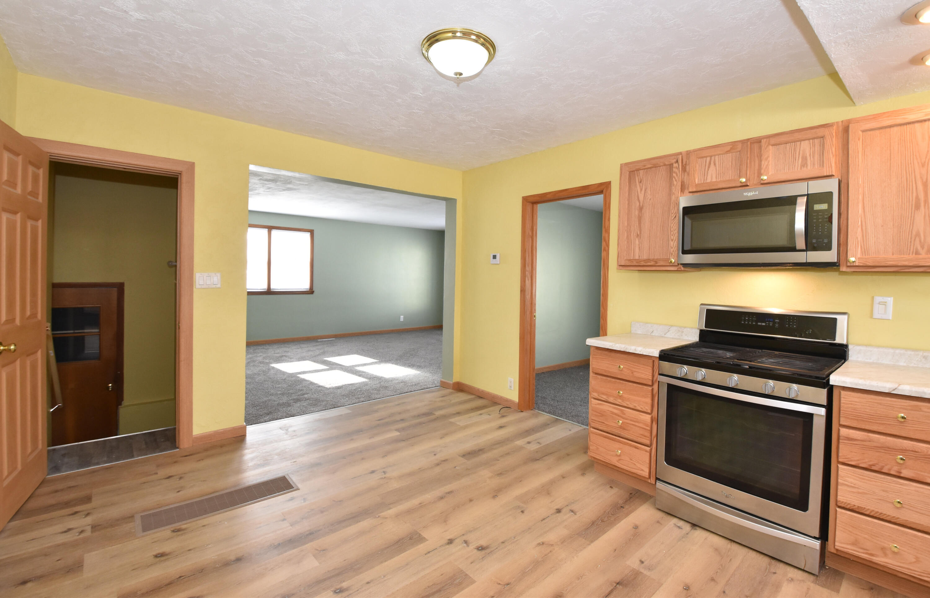 4607 25th Avenue Kenosha, WI 53140 - Photo 9 of 35 Kitchen