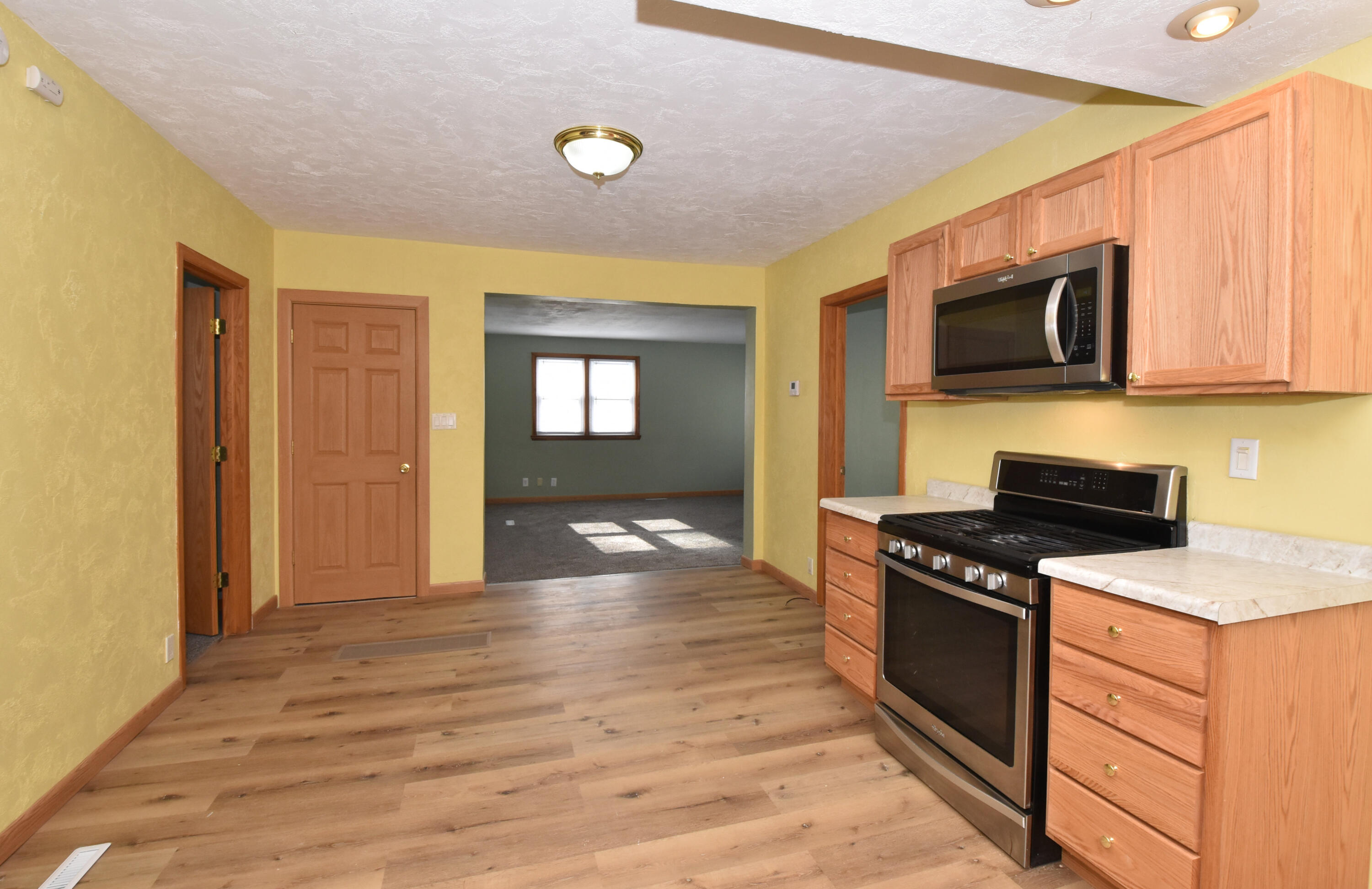 4607 25th Avenue Kenosha, WI 53140 - Photo 10 of 35 Kitchen