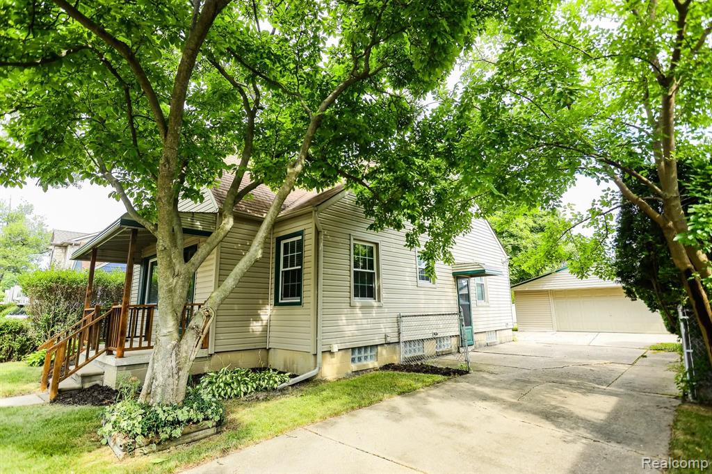 1560 Harvard Road Berkley, MI 48072 - Photo 2 of 32