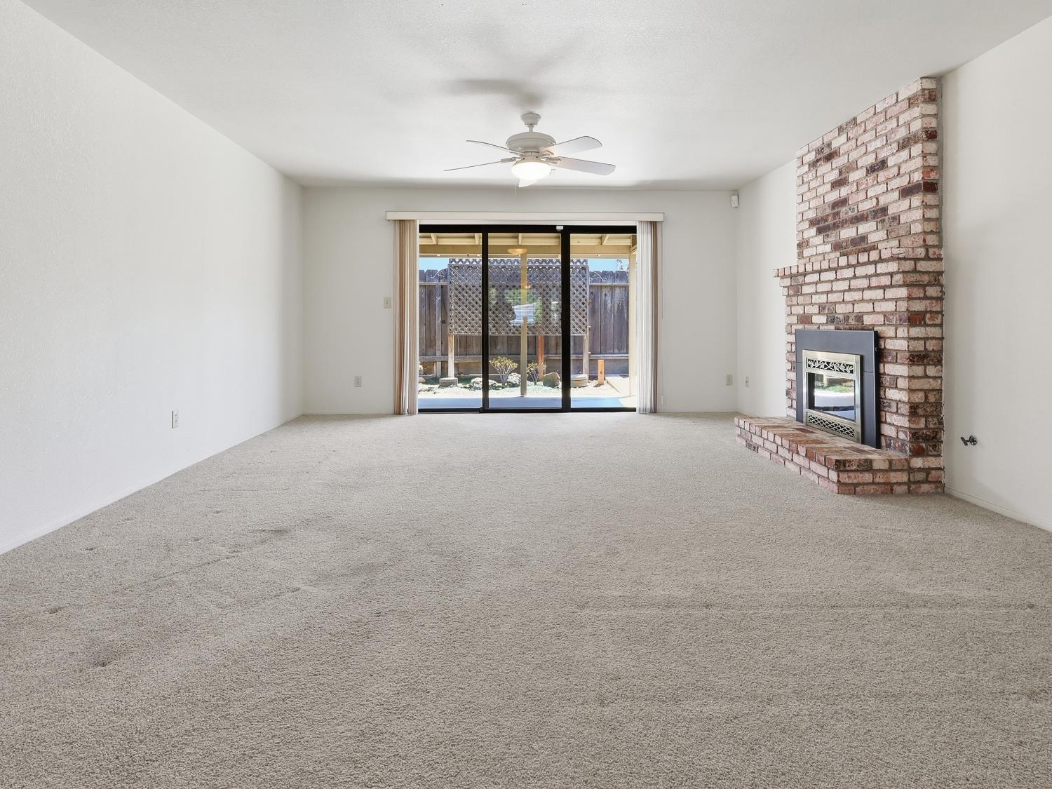 900 Multnomah Drive Modesto, CA 95350 - Photo 5 of 34 Spacious Living Area