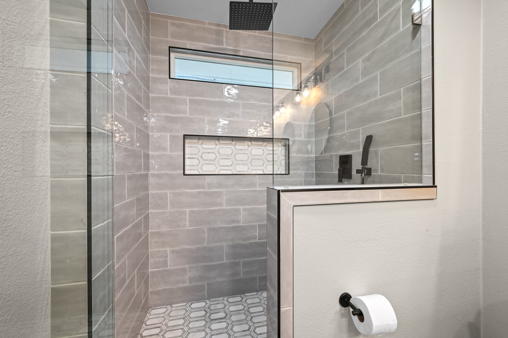2101 Airole Way, Unit B Austin, TX 78704 - Photo 21 of 28 a bathroom with a window
