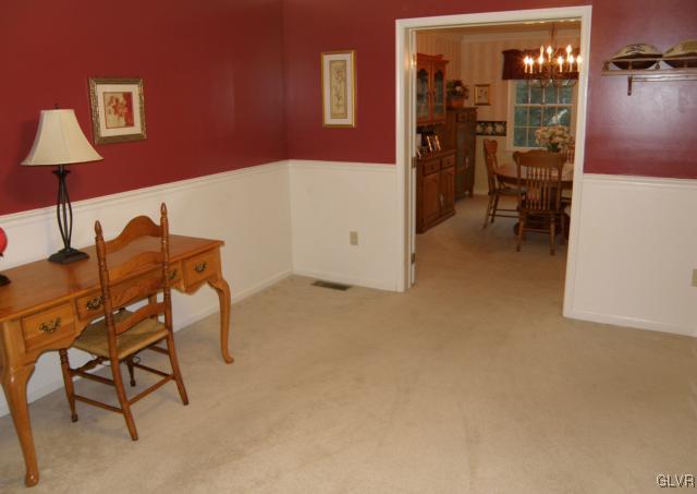 4070 Ruth Road Bethlehem, PA 18020 - Photo 8 of 36 Living Room