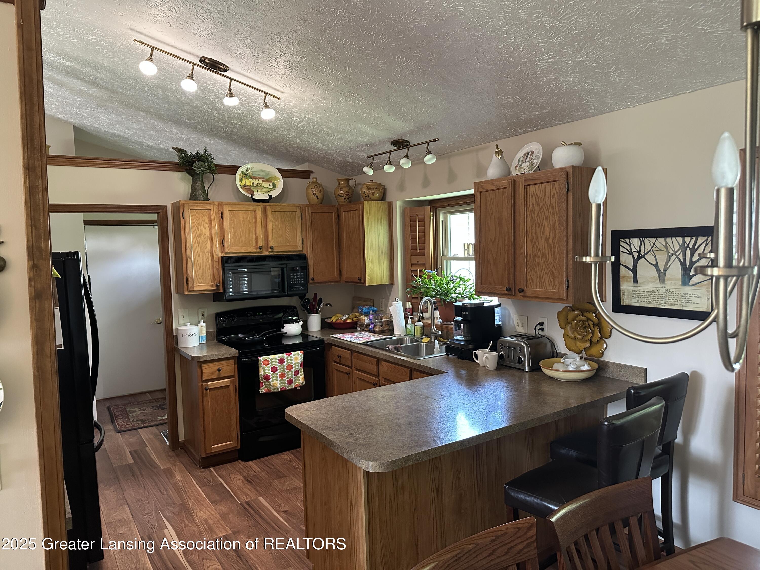 1032 Robins Road Lansing, MI 48917 - Photo 5 of 12 Kitchen2