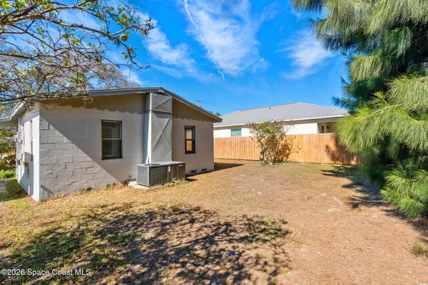 a view of a backyard