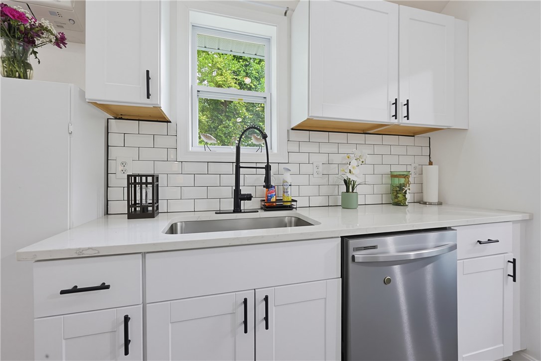 1703 Crandall Road Tiverton, RI 02878 - Photo 7 of 19