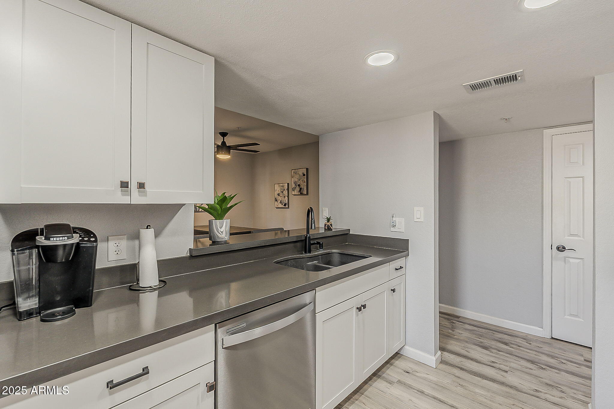 7510 East Thomas Road, Unit 124 Scottsdale, AZ 85251 - Photo 6 of 25 Opens to Dining Area
