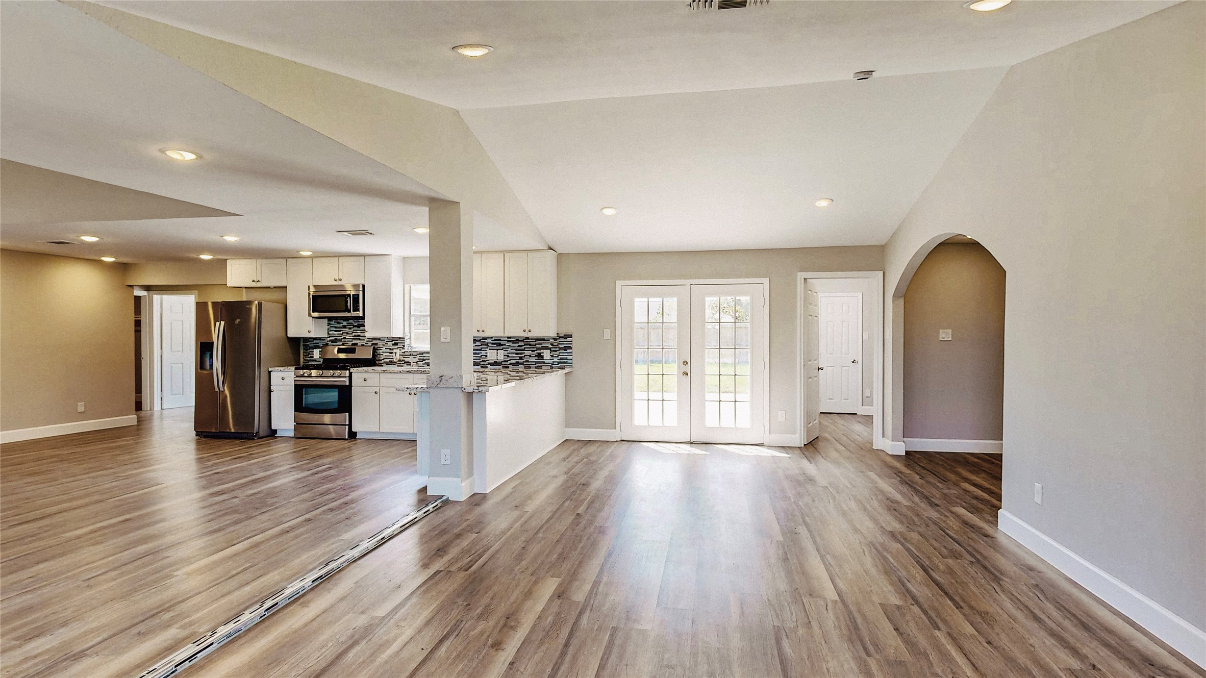 4914 29th Street Dickinson, TX 77539 - Photo 7 of 28 Walk right into your Open Concept Living! Living Room, Dinning Room area.