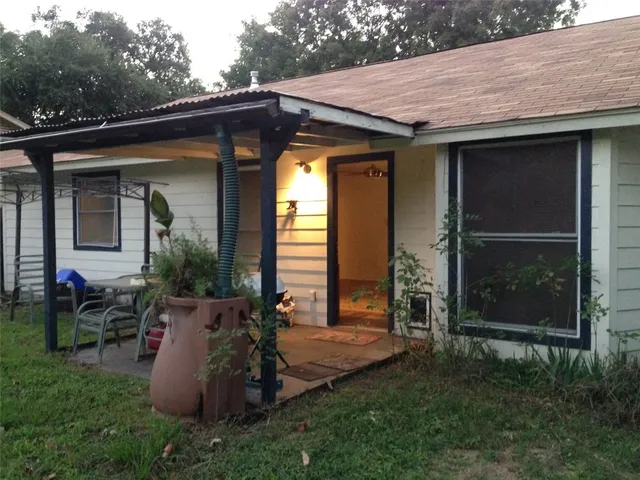 a view of a house with backyard and porch