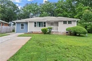 a view of a house with backyard and garden