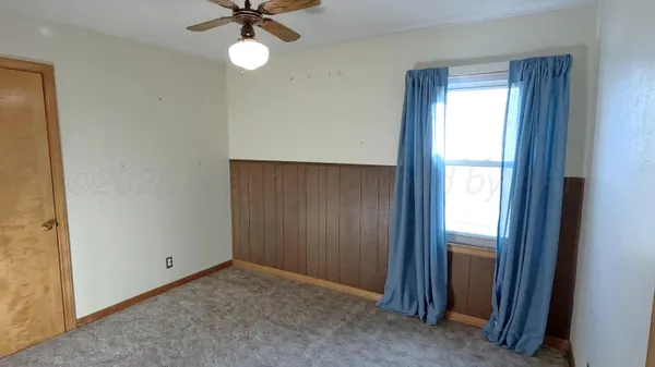 a view of room with ceiling fan