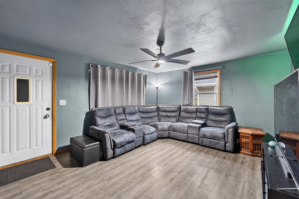 1425 South Street Racine, WI 53402 - Photo 4 of 20 Living Room