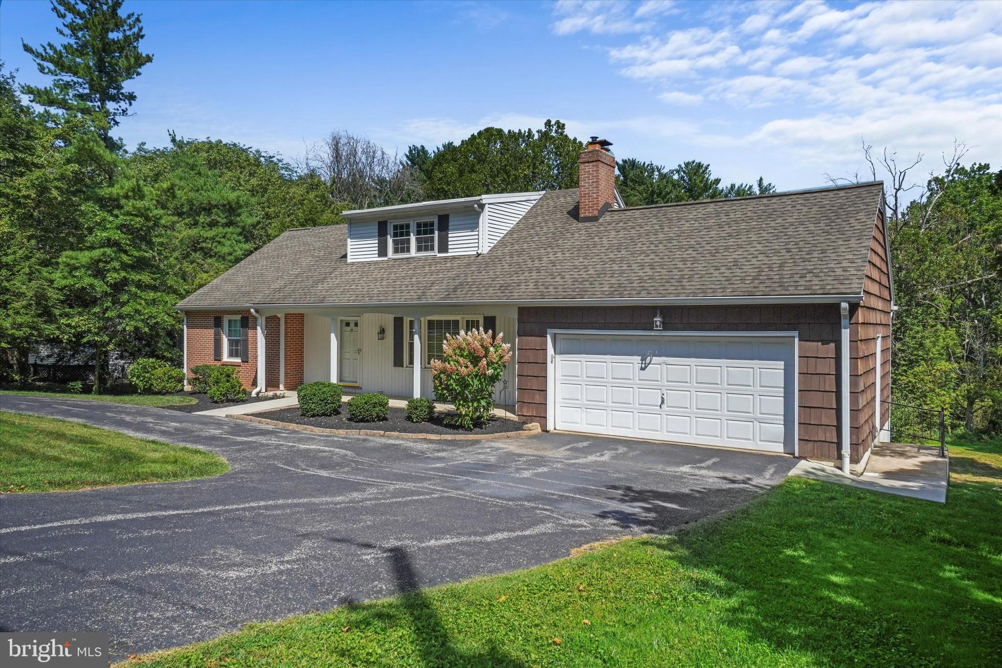 2027 Crescent Road York, PA 17403 - Photo 4 of 43