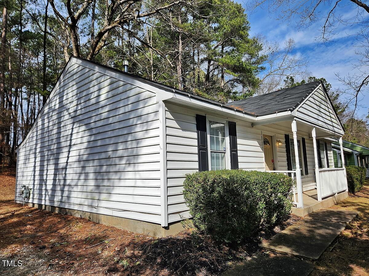 11 Howlett Place Durham, NC 27703 - Photo 4 of 27 a backyard of a house