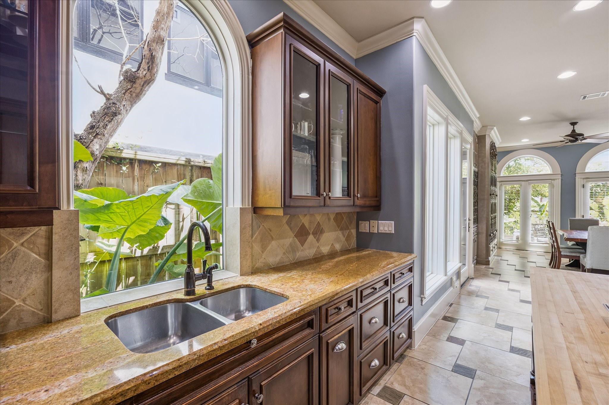 37 Hackberry Lane Houston, TX 77027 - Photo 9 of 29