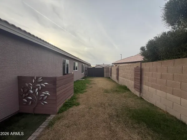 a view of a house with backyard and a area
