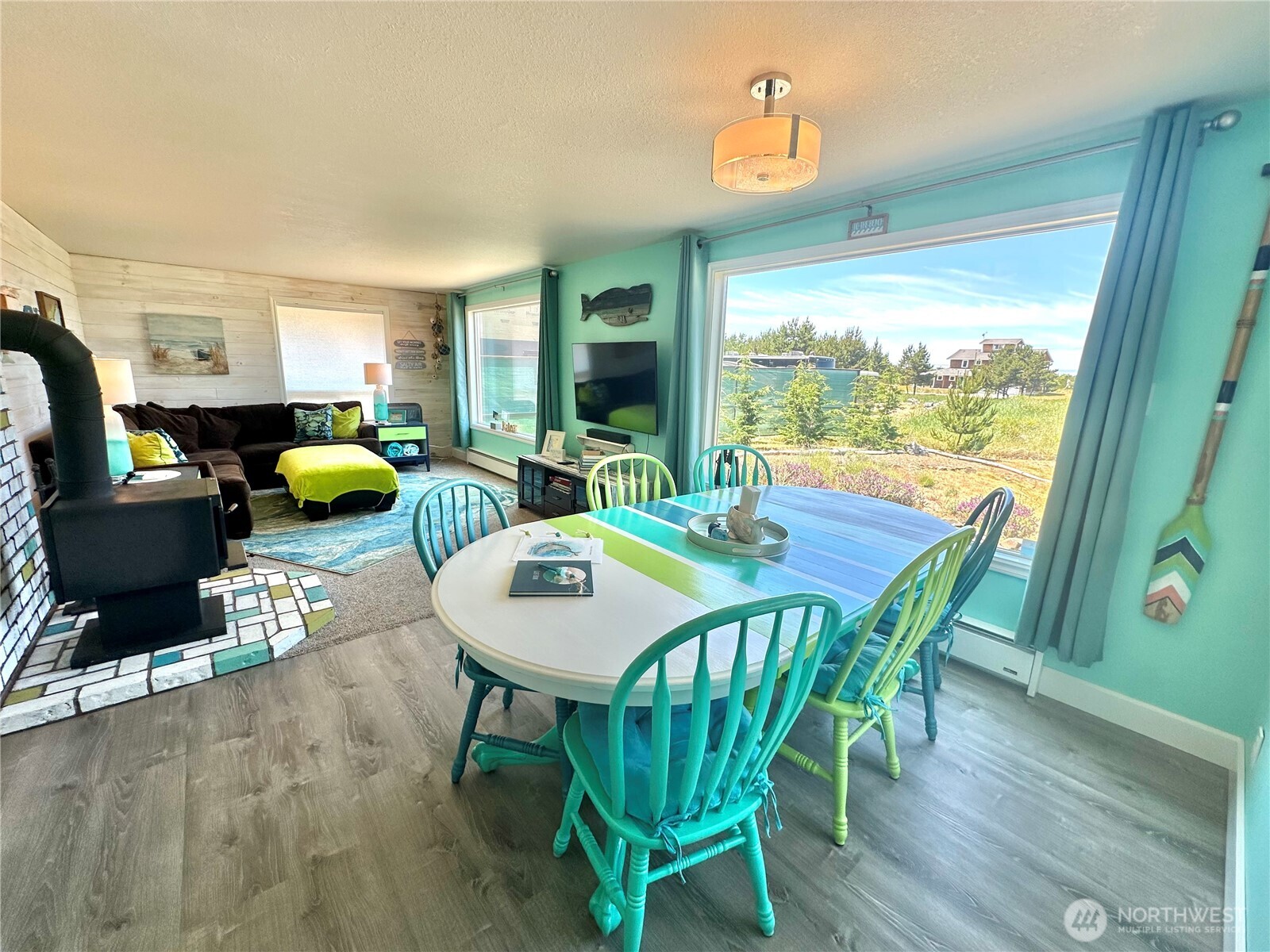 15217 Pacific Way Long Beach, WA 98631 - Photo 4 of 40 a dining room with furniture and a floor to ceiling window