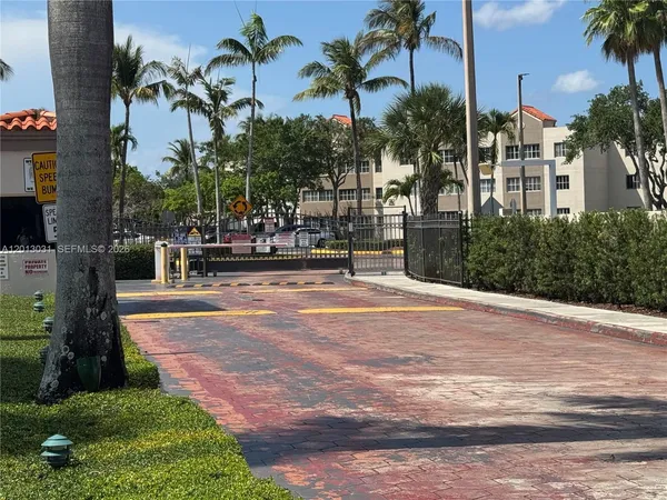 $1,950 | 6195 Northwest 186th Street, Unit 208, Hialeah, FL 33015