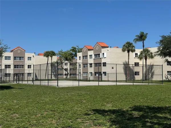 $1,950 | 6195 Northwest 186th Street, Unit 208, Hialeah, FL 33015