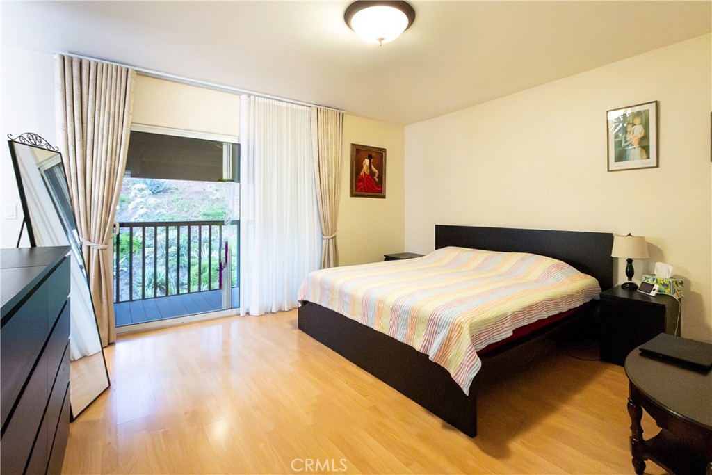 9551 Vía Ricardo Burbank, CA 91504 - Photo 16 of 29 a spacious bedroom with a bed and a window