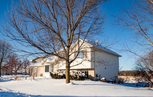 $325,000 | 17708 311th Court, Shafer, MN 55074