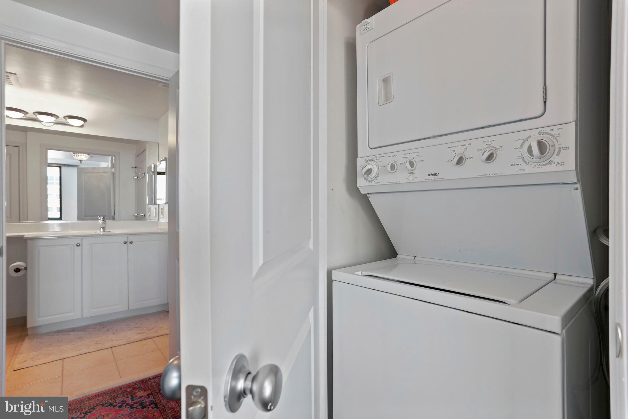 851 North Glebe Road, Unit 714 Arlington, VA 22203 - Photo 19 of 36 Washer/Dryer