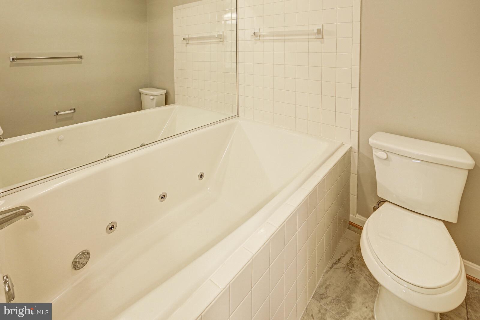 3002 South Glebe Road Arlington, VA 22206 - Photo 17 of 31 a bathroom with a toilet and a bathtub