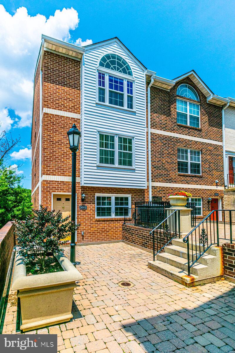 3002 South Glebe Road Arlington, VA 22206 - Photo 2 of 31 a front view of a house with a yard