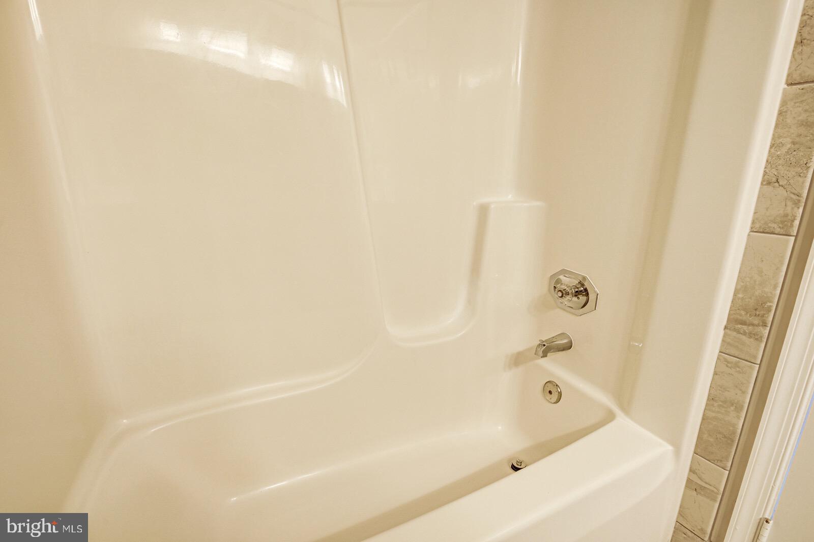 3002 South Glebe Road Arlington, VA 22206 - Photo 27 of 31 a bathroom with a bathtub