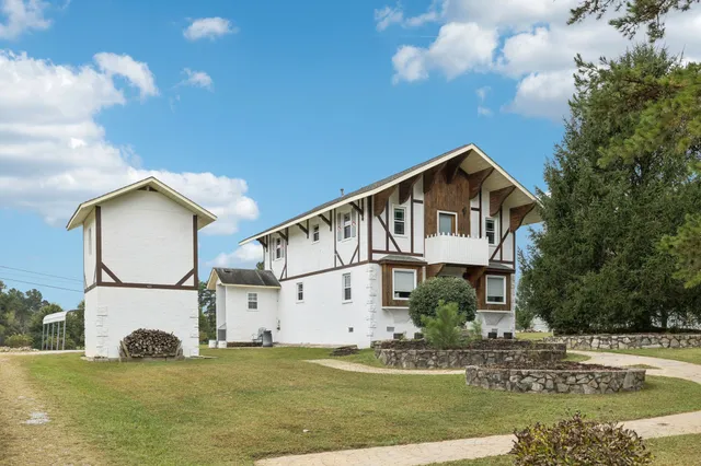 a view of a house with a yard