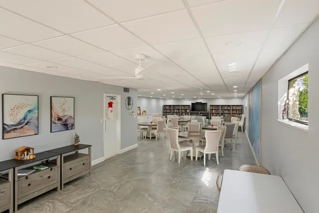 a view of entryway with outdoor space