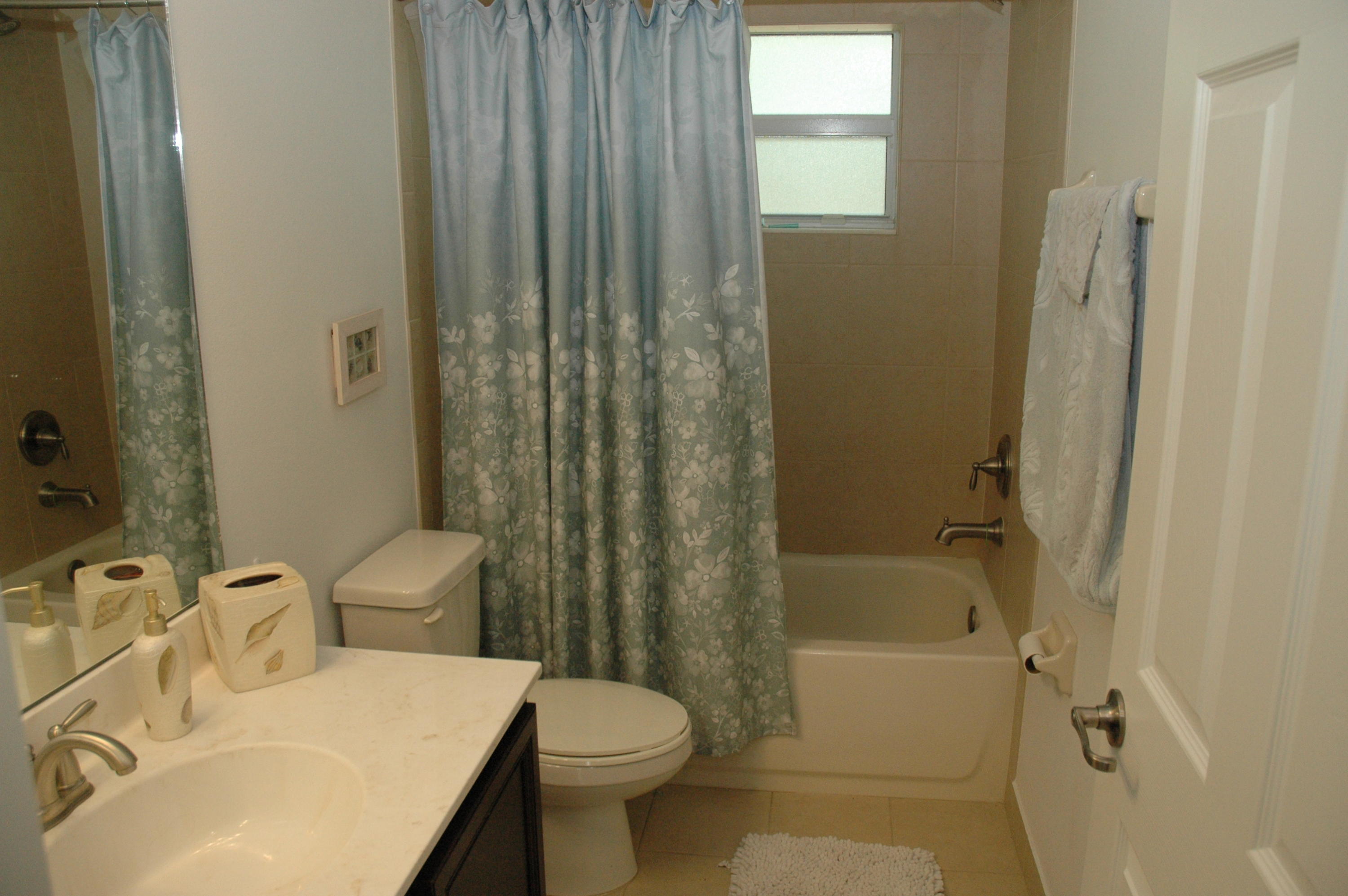 17275 72nd Road North Loxahatchee, FL 33470 - Photo 20 of 28 2nd guest bath