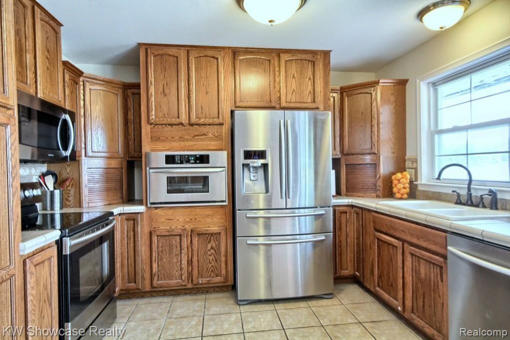 3856 Sleeth Road Commerce Township, MI 48382 - Photo 12 of 53 28.jpg