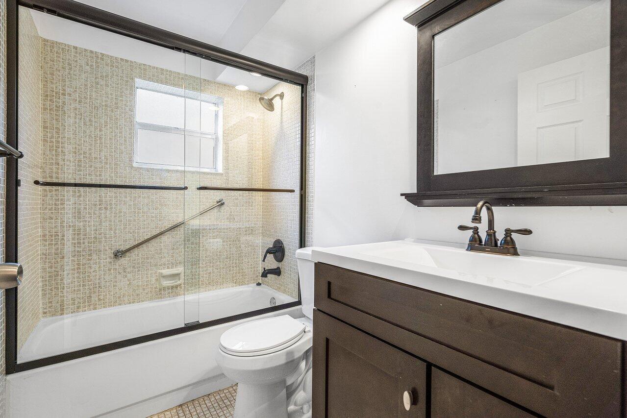 150 Burgandy Way Delray Beach, FL 33484 - Photo 12 of 34 REMODELED 2ND BATH HAS SHOWER/TUB