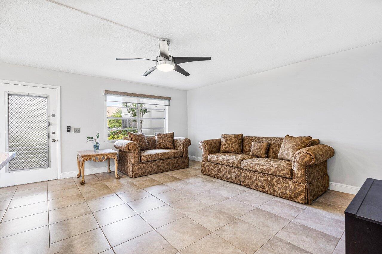 150 Burgandy Way Delray Beach, FL 33484 - Photo 2 of 34 SPACIOUS GREAT ROOM