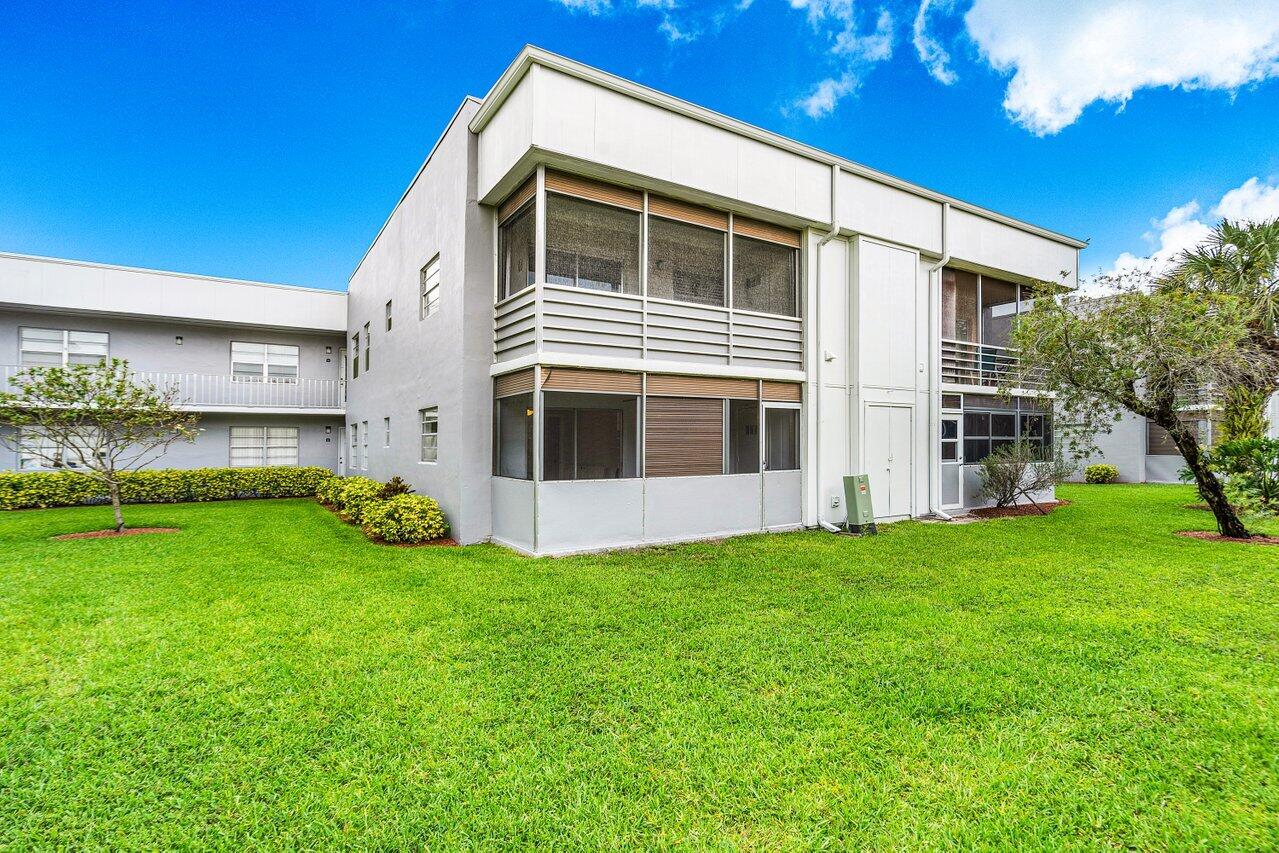 150 Burgandy Way Delray Beach, FL 33484 - Photo 21 of 34 GREEN SPACE ALL AROUND UNIT