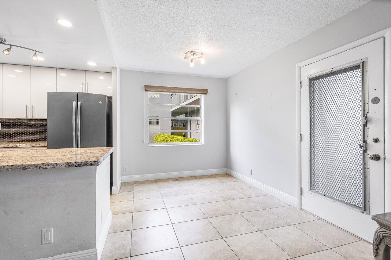 150 Burgandy Way Delray Beach, FL 33484 - Photo 4 of 34 EAT IN AREA BY WINDOW