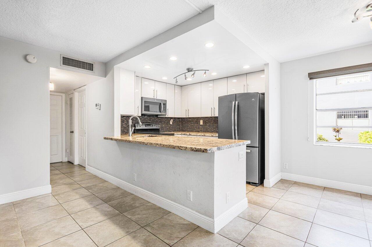 150 Burgandy Way Delray Beach, FL 33484 - Photo 7 of 34 SNACK COUNTER