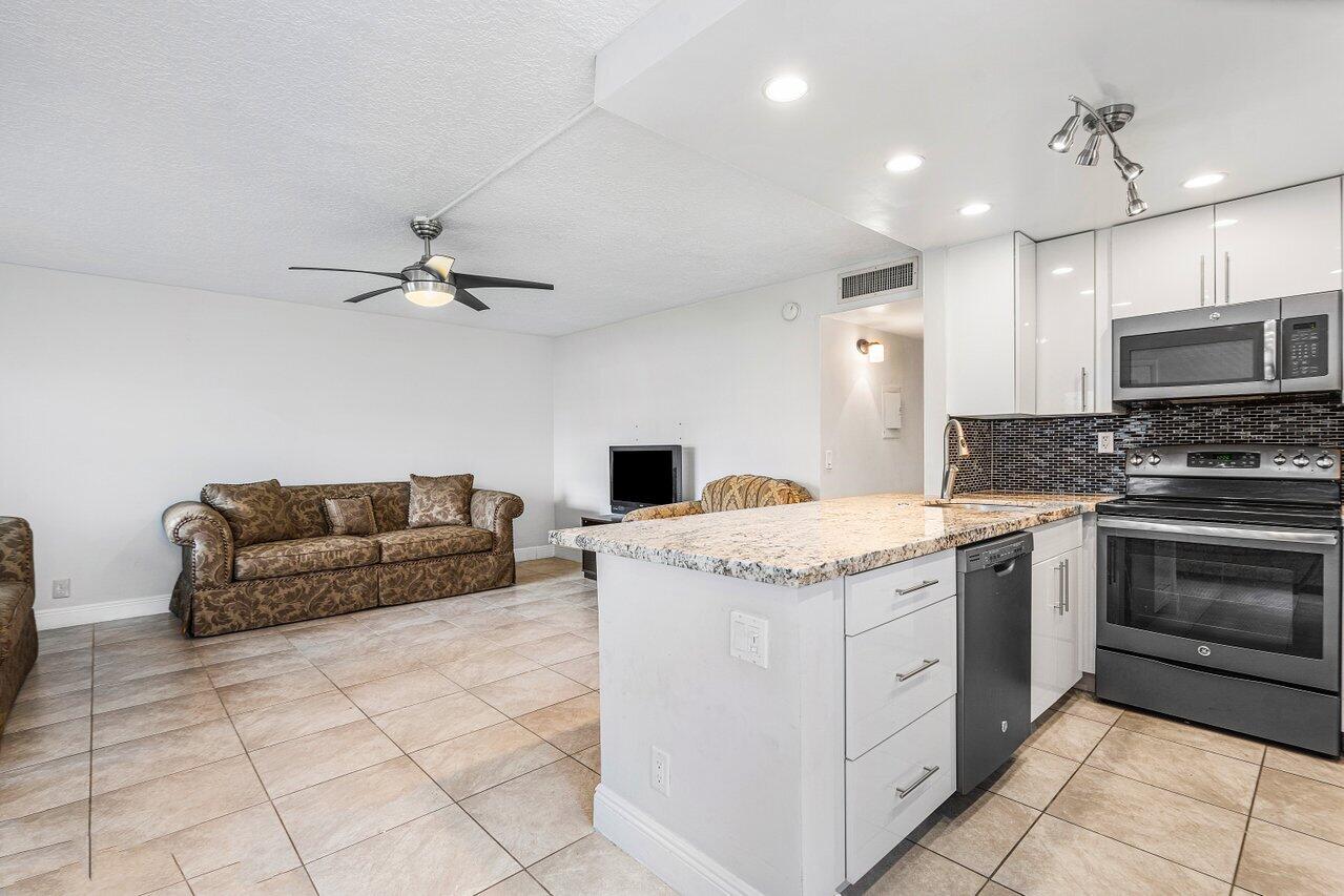 150 Burgandy Way Delray Beach, FL 33484 - Photo 10 of 34 OPEN AND BRIGHT