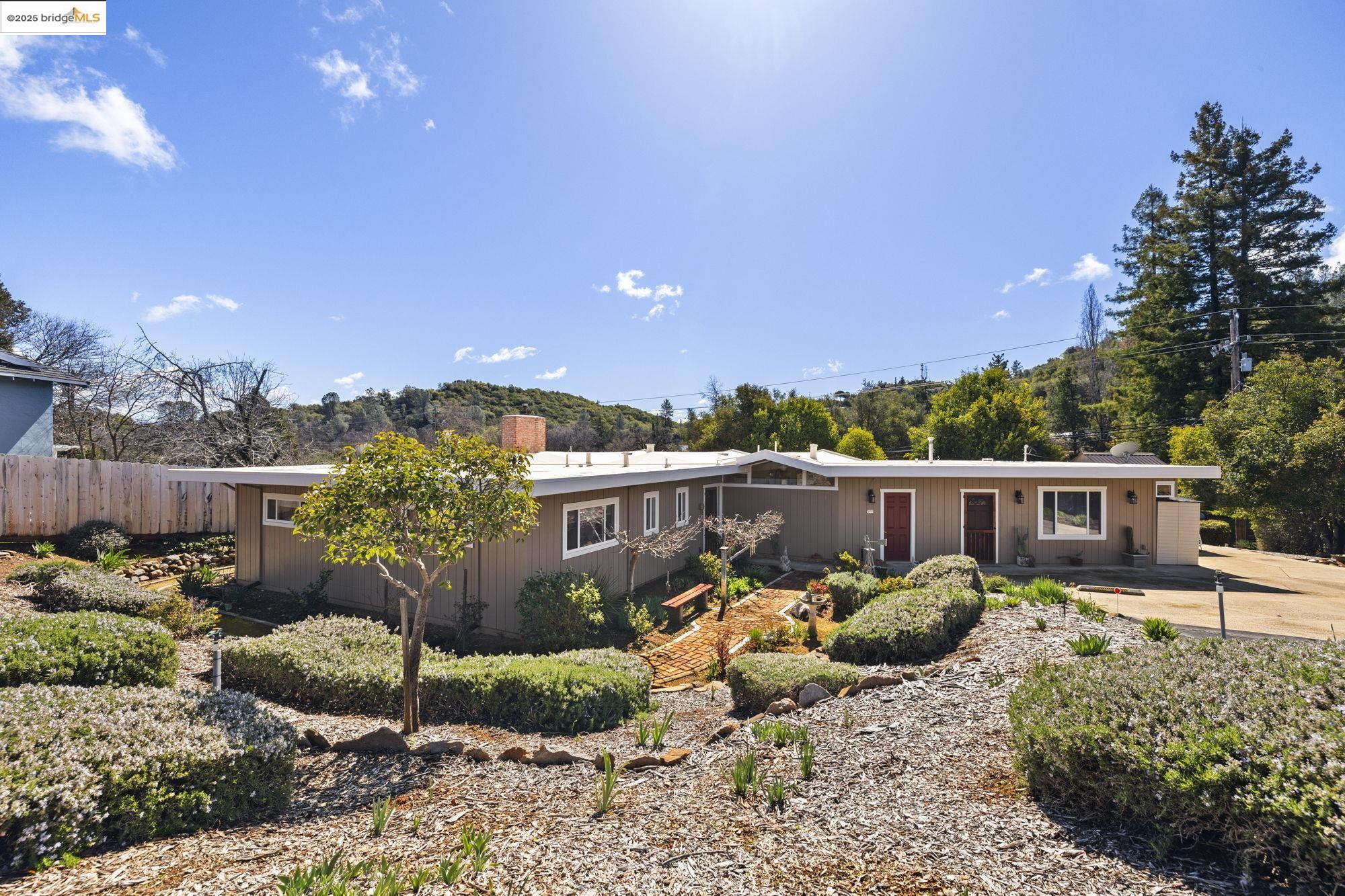 a view of a chairs and table in a backyard