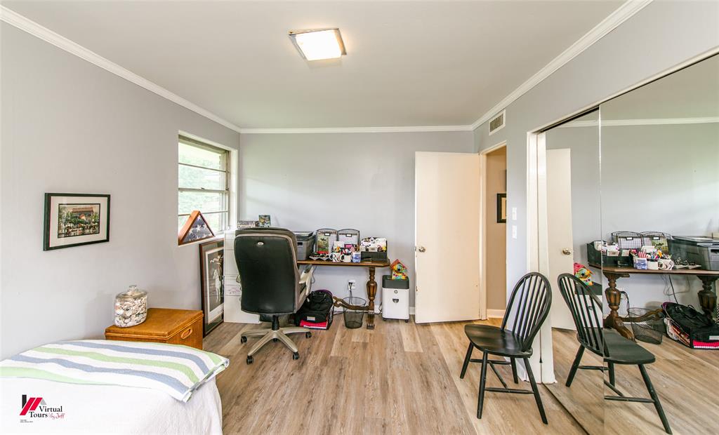 5822 River Road Shreveport, LA 71105 - Photo 17 of 35 a view of a workspace with furniture and a livingroom